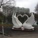 Скульптура лебедей в городе Москва