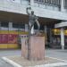 Скульптура «Перекуём мечи на орала» в городе Москва