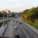 Аллея на съезде на набережную в городе Москва