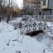 Пешеходный мост через ручей в городе Москва