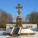 Памятный православный крест на насыпи в городе Москва