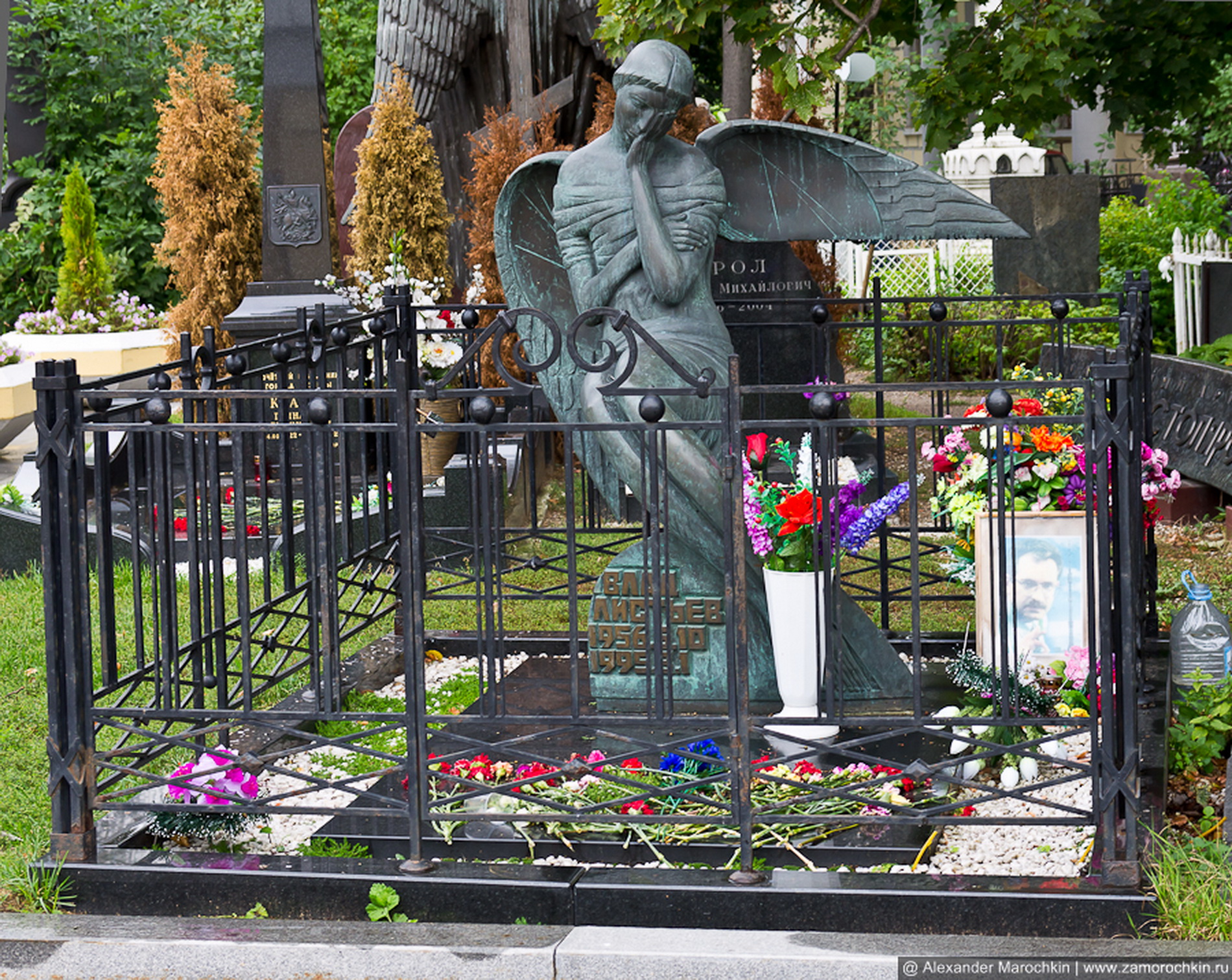 памятники знаменитостей на кладбищах москвы