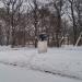 Цветник с вазой посередине в городе Москва