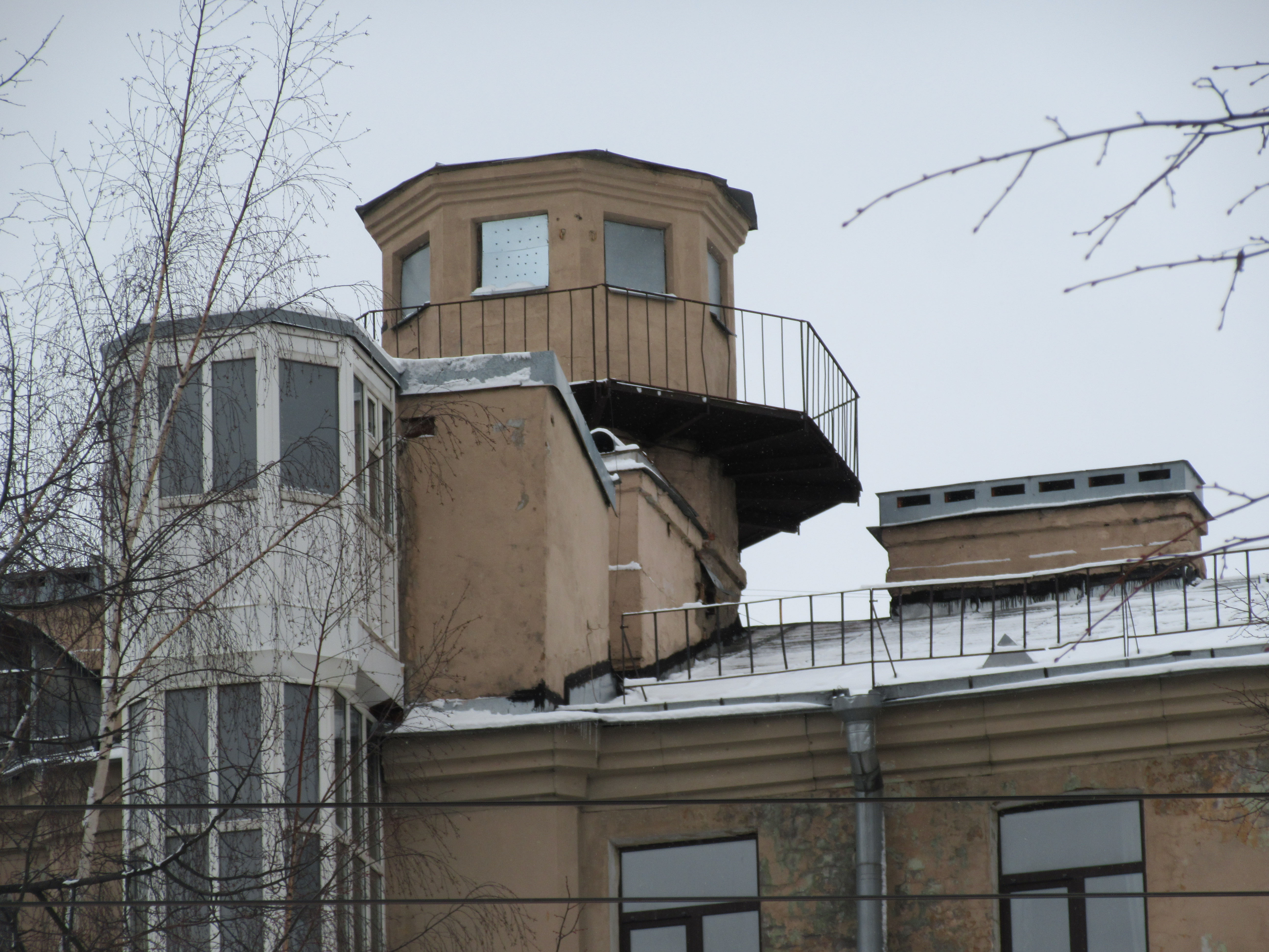 На крыше городских домов