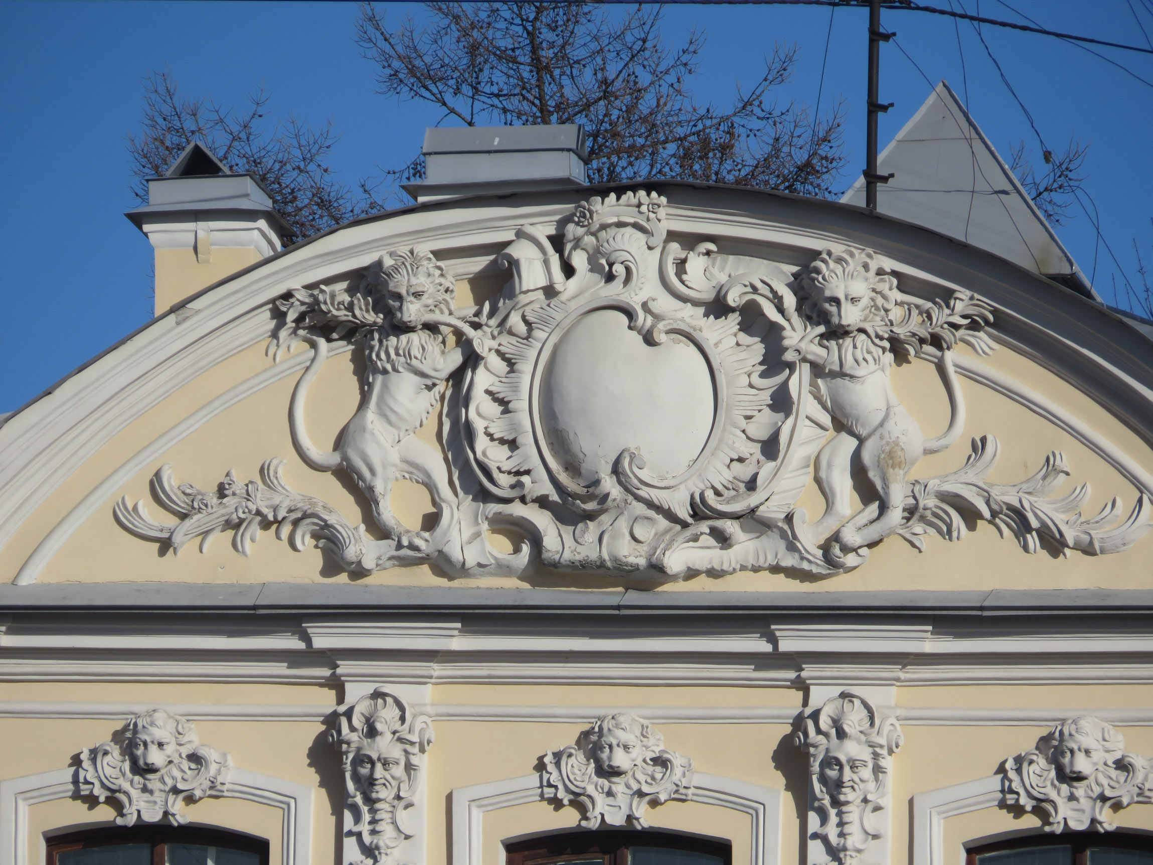 Барельеф на лицевом фасаде - Санкт-Петербург