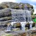 Фонтан с искусственным водопадом в городе Западная Двина