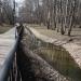 Деревянная пешеходная дорожка вдоль ручья в городе Москва