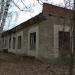 Заброшенное одноэтажное бетонное здание бывшего гаража в городе Москва