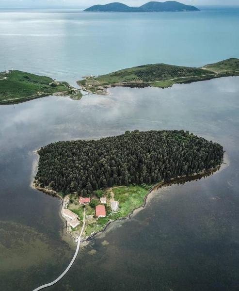 Ishulli i Zvërnecit | monastery (en), interesting place (en)