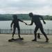 Скульптура «Скейтбордисты с собакой» в городе Кишинёв