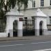Двое ворот со львами и оградой в городе Москва
