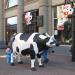 Рекламная скульптура коровы перед входом в кафе «Му-му»