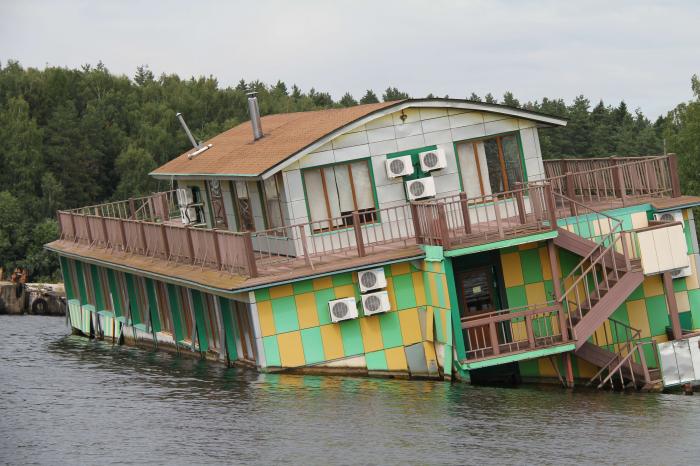 Плавучий отель на воде