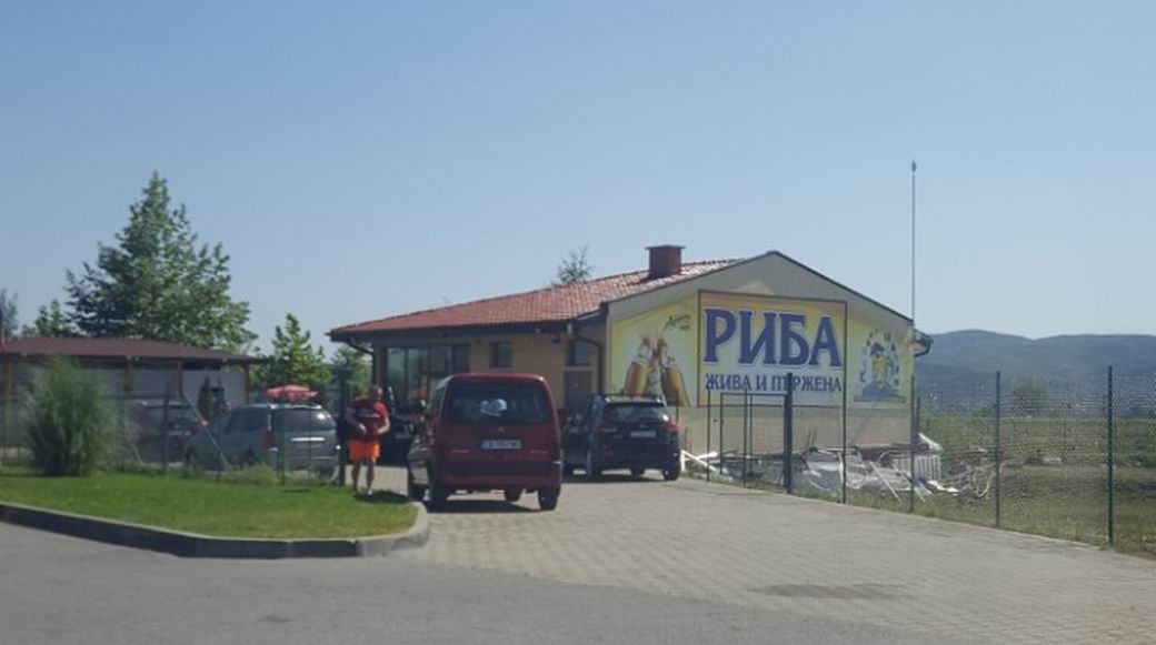 Магазин за жива риба и бистро „Куцият шаран“