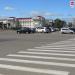 Автомобильная парковка у серого дома в городе Иркутск
