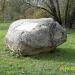 Камень с табличкой «Природно-исторический парк Измайлово»