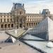 Petite pyramide dans la ville de Paris