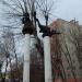 Скульптуры на столбах в городе Дмитров