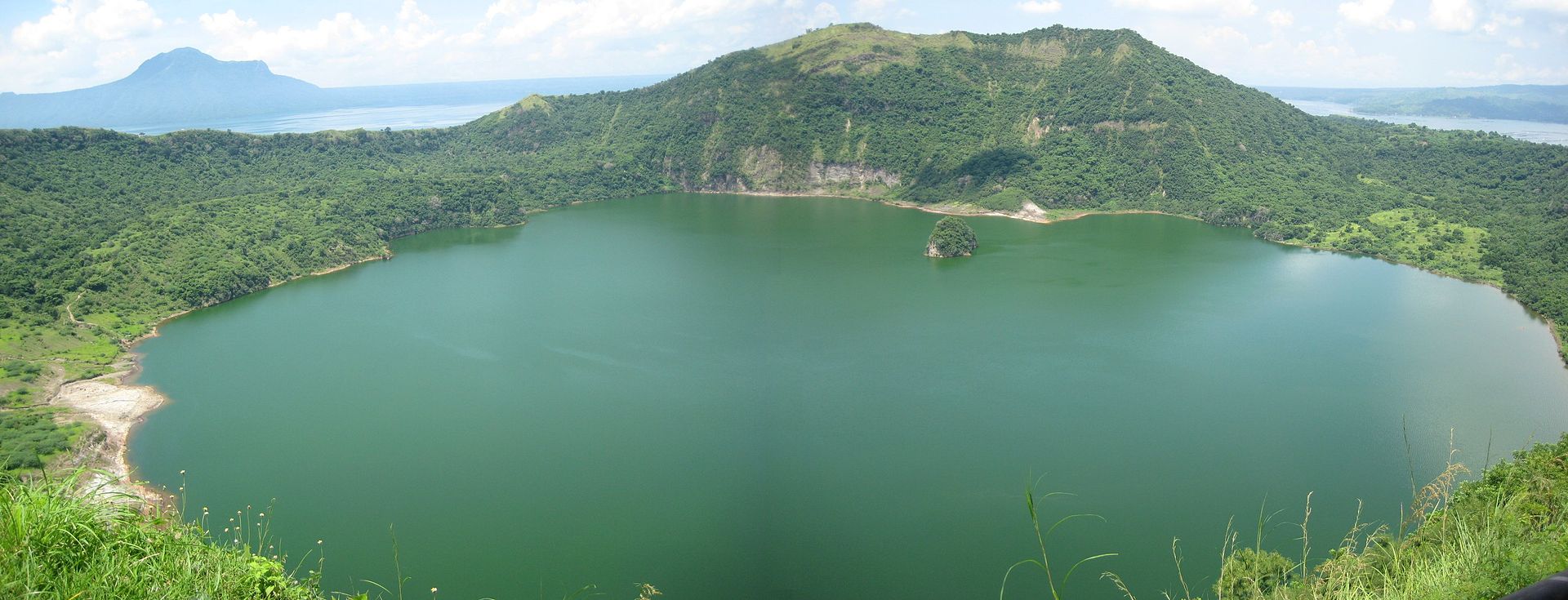 В Филиппинах остров с озером