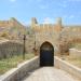 Ворота цитадели, ведущие в горы в городе Дербент