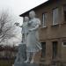Скульптура матери с ребёнком в городе Славянск