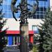 Скульптура перед бассейном в городе Барнаул