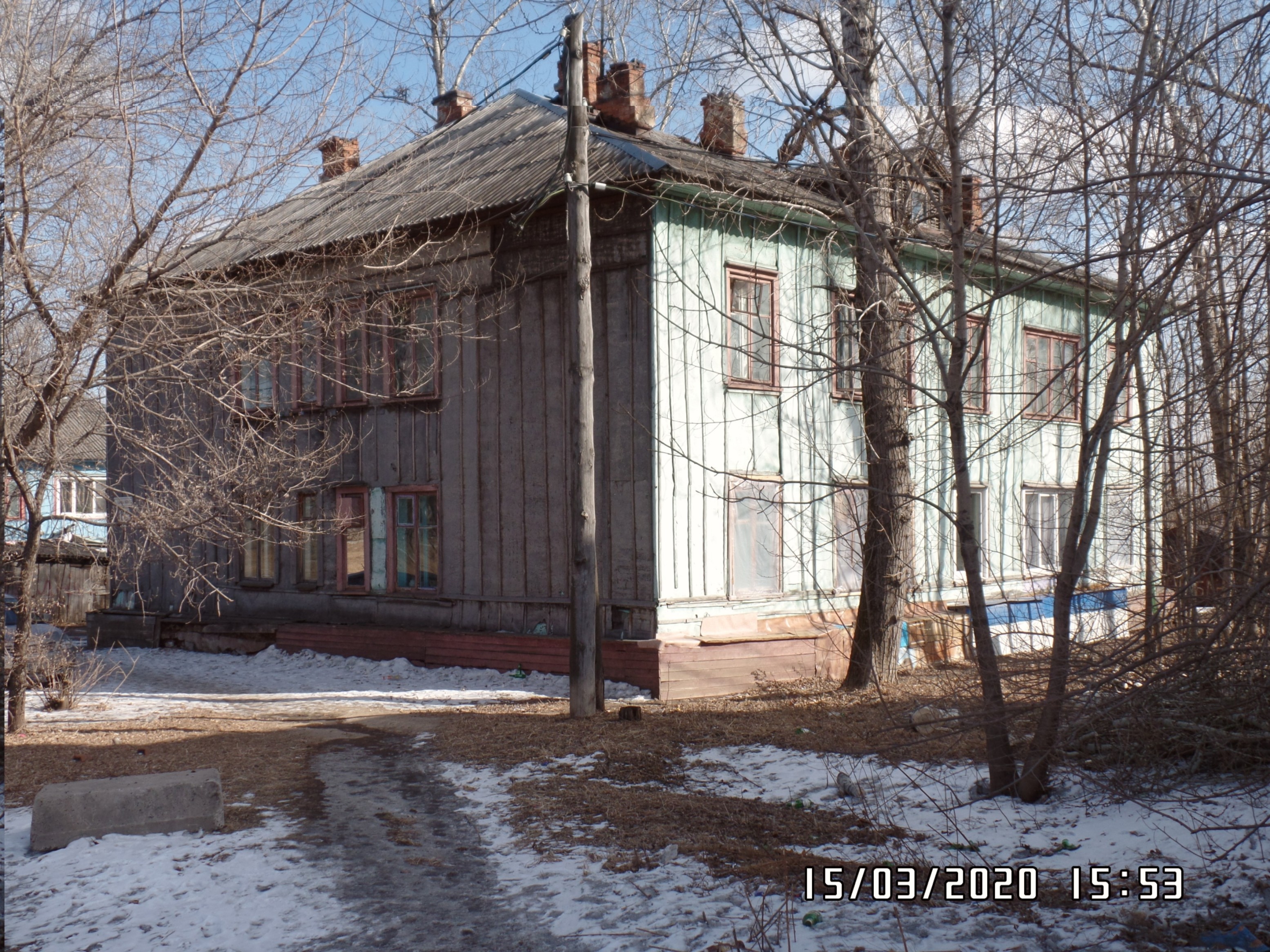 Трибуны из немецких рельс пустили на металлолом, на дорожках жгут костры: от ста