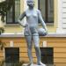 Скульптура «Женщина с мячом» (ru) in Homieĺ city