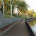 Благоустроенная набережная вдоль реки Сходня в городе Москва