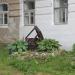 Клумба со старым сундуком в городе Калязин