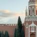 Старая голубая ель в городе Москва