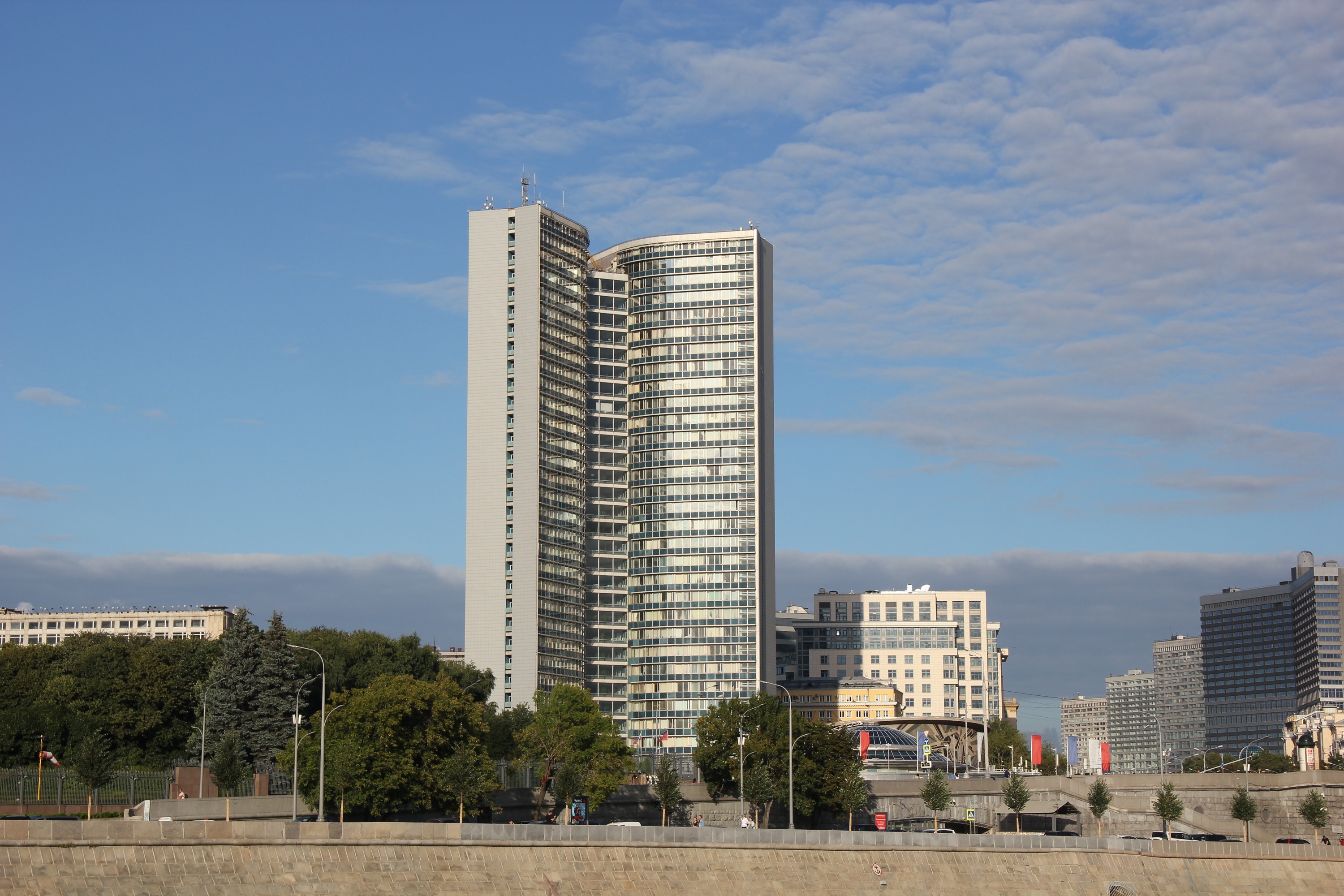 Стилобатный уровень комплекса зданий секретариата СЭВ - Москва