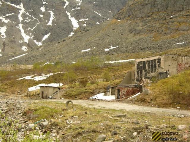 Ikki tranniy eshakdagi yigitni sikishdi (video)