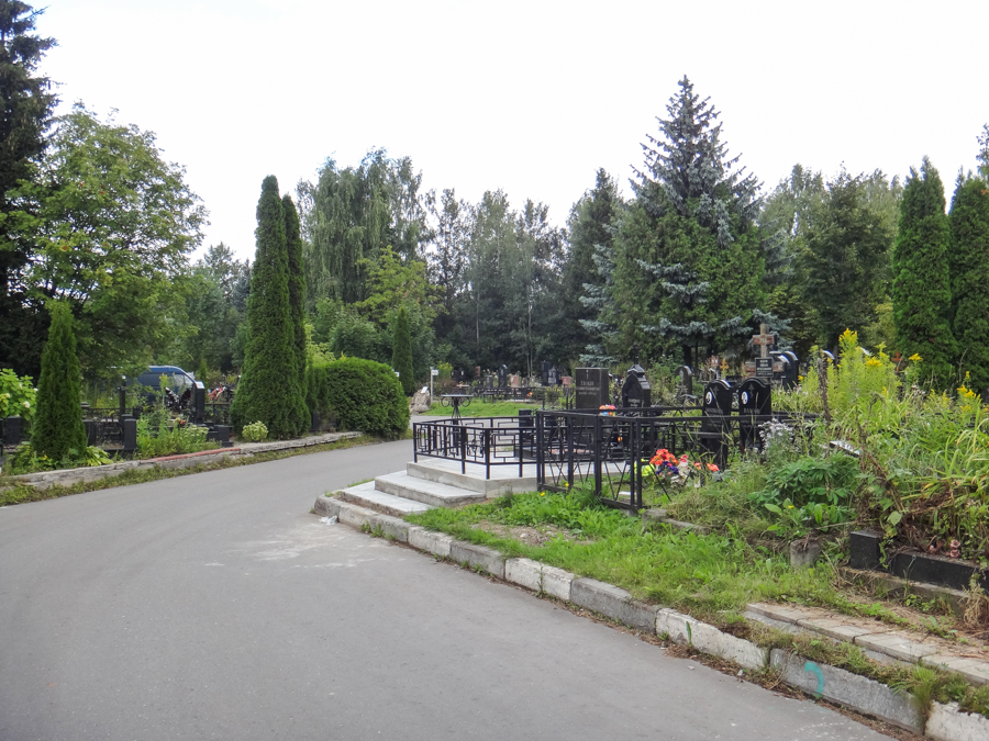 Khovanskoye Severnoye Cemetery Moscow green area