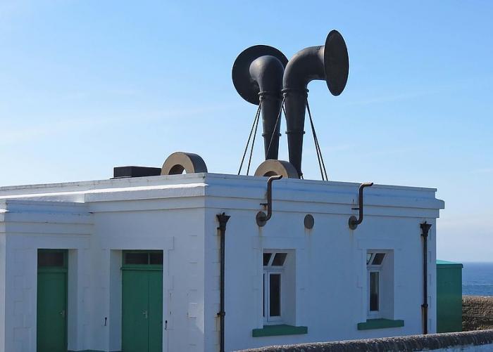 fog-horn-signal-station-pendeen-lighthouse