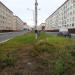 Разделительная полоса с газоном в городе Норильск