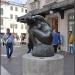 Statua di una grande donna nuda accoccolata in Padova city