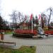 Okrągły kwietnik z kamieniem pamiątkowym (pl) in Warsaw city