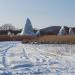 Место красивых и высоких ледяных наростов зимой из за течи в трубах в городе Владивосток