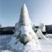 Место красивых и высоких ледяных наростов зимой из за течи в трубах в городе Владивосток