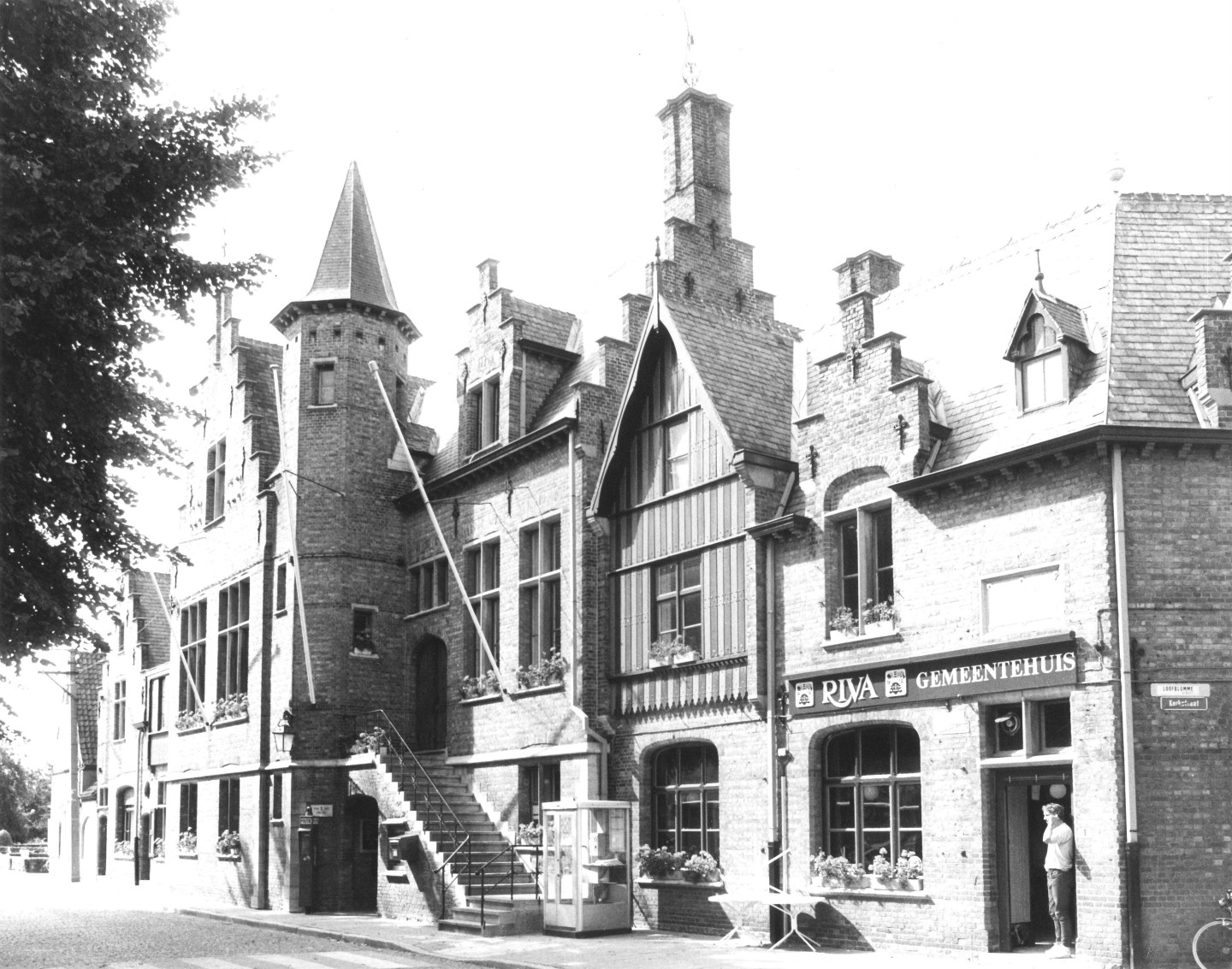 Hoekhuis In Het Gemeentehuis SintDenijsWestrem