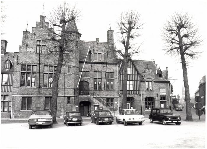 Hoekhuis In Het Gemeentehuis SintDenijsWestrem