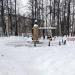 Площадка для отдыха с лавочками и качелями в городе Дзержинский