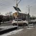 Столб с ветрогенератором и солнечной батареей в городе Черногорск