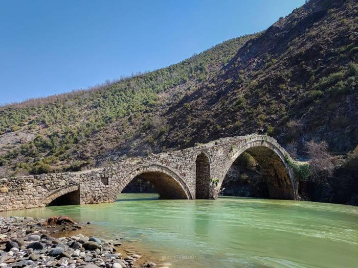 File:Ura e Kamares (Kamare Bridge), Elbasan (3).jpg - Wikimedia