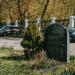 Цветник и могилы в городе Москва
