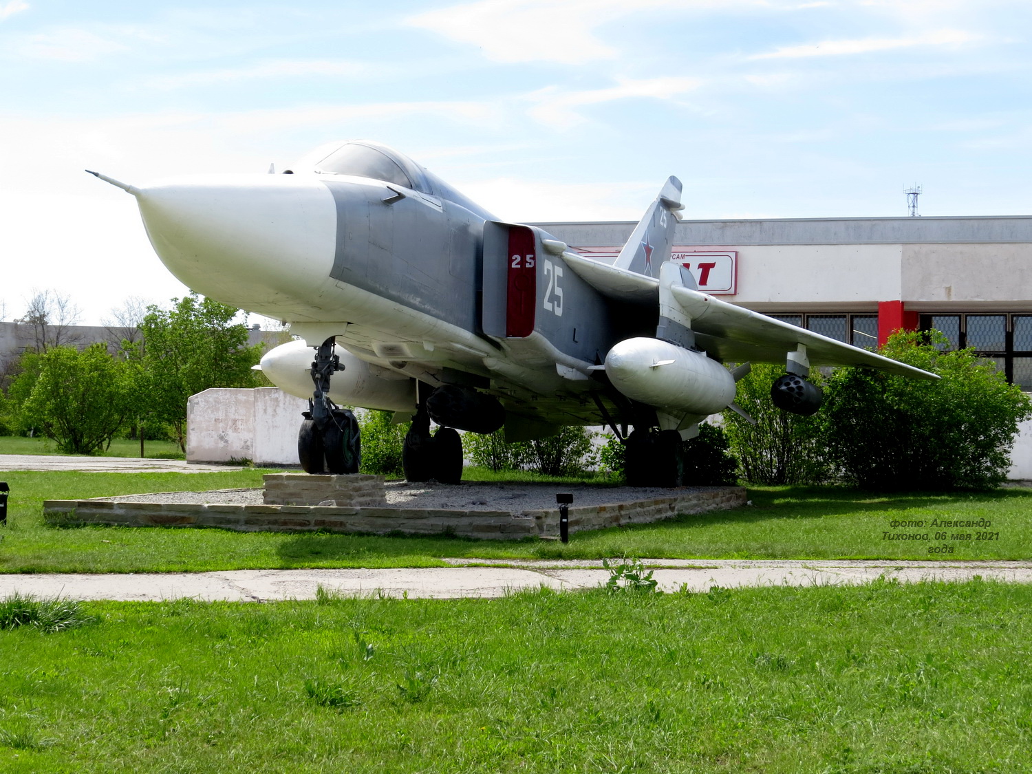 Самолёт СУ-24М - памятник - Морозовск