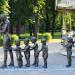 Скульптура скрипальки з дітьми (uk) в городе Доброполье