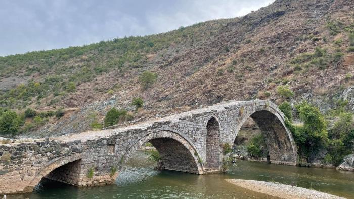 File:Ura e Kamares (Kamare Bridge), Elbasan (3).jpg - Wikimedia