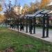 Качели на цепочках под навесом от дождя в городе Москва
